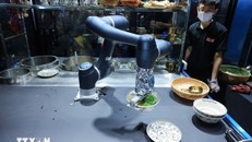 Phở số Hà Thành với máy móc chế biến phở lần đầu được giới thiệu đến công chúng. Ảnh: Hoàng Hiếu/TTXVN