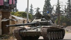 Xe tăng của nhóm phiến quân Hayat Tahrir al-Sham di chuyển ở al-Rashideen, tỉnh Aleppo (Syria) ngày 29/11/2024. Ảnh: Reuters/TTXVN