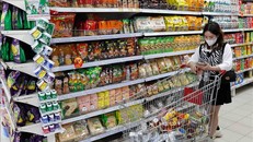 Người dân mua sắm tại siêu thị Big C Thăng Long. Ảnh: Trần Việt/TTXVN