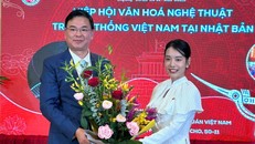 Đại sứ Việt Nam tại Nhật Bản Phạm Quang Hiệu chúc mừng bà Đỗ Khánh Hân, Chủ tịch Hiệp hội Văn hóa Nghệ thuật truyền thống Việt Nam tại Nhật Bản. Ảnh: Nguyễn Tuyến/TTXVN
