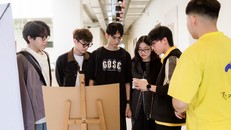 Khách tham quan sự kiện “Ước vọng 2” ngày đầu tiên.