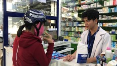 Người dân đến mua thuốc tại một cửa hàng thuộc hệ thống Pharmacity. Ảnh: Đinh Hằng/ TTXVN