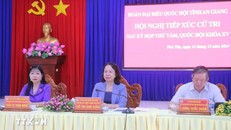 Phó Chủ tịch nước Võ Thị Ánh Xuân cùng Đoàn đại biểu Quốc hội tỉnh An Giang tiếp xúc cử tri huyện Phú Tân. Ảnh: Công Mạo/TTXVN