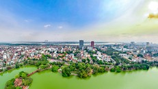 Toàn cảnh trung tâm chính trị của Thủ đô Hà Nội nhìn từ hồ Hoàn Kiếm ra sông Hồng. Ảnh: Trung Nguyên/Báo Tin tức