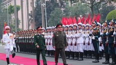 Đại tướng, Bộ trưởng Quốc phòng Phan Văn Giang và Trung tướng, Bộ trưởng Quốc phòng Belarus Viktor Gennadievich Khrenin duyệt Đội danh dự Quân đội Nhân dân Việt Nam tại lễ đón. Ảnh: Trọng Đức/TTXVN