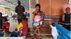 Các em nhỏ chờ được khám bác sĩ tại Kwango, CHDC Congo. Ảnh: Reuters/TTXVN