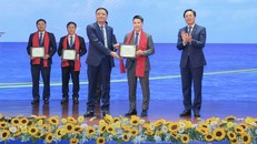 Tổng Giám đốc PV GAS nhận vinh danh của Petrovietnam cho đơn vị điển hình xuất sắc của Tập đoàn