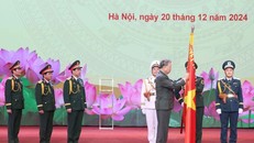 Tổng Bí thư Tô Lâm trao tặng Huân chương Hồ Chí Minh cho Quân đội Nhân dân Việt Nam. Ảnh: Thống Nhất/TTXVN