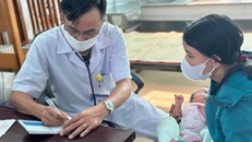 Bác sỹ khám, theo dõi sức khoẻ cho trẻ tại Trạm Y tế xã. Ảnh: T.G/Vietnam+