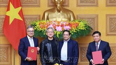 Thủ tướng Phạm Minh Chính và ông Jensen Huang, Nhà sáng lập kiêm Giám đốc điều hành Tập đoàn NVIDIA (Hoa Kỳ) chứng kiến Lễ ký Thỏa thuận hợp tác giữa Chính phủ Việt Nam và Tập đoàn NVIDIA về nghiên cứu và phát triển trí tuệ nhân tạo. Ảnh: Dương Giang/TTXVN