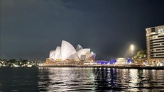 Nhà hát Con Sò tại trung tâm thành phố Sydney lung linh về đêm.Ảnh: Thanh Tú/PV TTXVN tại Australia