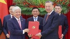 Tổng Bí thư Tô Lâm trao Quyết định của Bộ Chính trị về chức năng, nhiệm vụ của Cơ quan Trung ương Mặt trận Tổ quốc Việt Nam cho đồng chí Đỗ Văn Chiến, Ủy viên Bộ Chính trị, Bí thư Trung ương Đảng, Chủ tịch Ủy ban Trung ương Mặt trận Tổ quốc Việt Nam. Ảnh: Thống Nhất/TTXVN