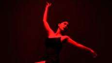 Ephemeron - Lựa chọn 3 tone màu đỏ, đen và trắng, “Charis” mong muốn đem tới cho người xem cảm giác vừa quyền lực, bí ẩn, vừa nữ tính, hiện đại.