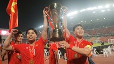 Duy Mạnh và Văn Thanh hân hoan giương cao cup vô địch. Ảnh: Minh Quyết/TTXVN