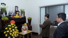 Chủ tịch Quốc hội Trần Thanh Mẫn đã tới thắp nén hương thơm, tưởng nhớ, tri ân công lao to lớn của cố Tổng Bí thư Nguyễn Phú Trọng. Nguồn: Cổng Thông tin điện tử Quốc hội Việt Nam