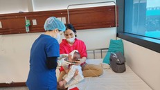 Trẻ mắc sởi điều trị tại Bệnh viện Nhi Hà Nội.