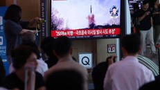 Người dân theo dõi vụ phóng tên lửa của Triều Tiên qua truyền hình tại Seoul, Hàn Quốc hồi tháng 6/2024. Nguồn: Yonhap/TTXVN