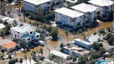 Ngập lụt sau khi bão Milton đổ bộ Siesta Key, Florida. Ảnh: REUTERS/TTXVN