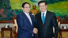 Thủ tướng Phạm Minh Chính chào Tổng Bí thư, Chủ tịch nước Lào Thongloun Sisoulith. Ảnh: Dương Giang/TTXVN