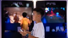 Cậu bé chơi trò chơi điện tử "Black Myth: Wukong" trong cửa hàng Sony, ở Thượng Hải. Ảnh: EPA-EFE