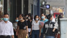 Người dân nên đeo khẩu trang khi đến nơi đông người để phòng bệnh đường hô hấp. Ảnh: TTXVN