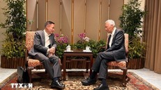 Trưởng Ban Đối ngoại Trung ương Lê Hoài Trung chào xã giao Bộ trưởng Cấp cao Lý Hiển Long. Ảnh: TTXVN phát