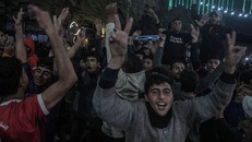 Người dân Palestine vui mừng khi Israel và Phong trào Hamas đạt được thỏa thuận ngừng bắn sơ bộ tại Dải Gaza, ngày 15/1/2025. Ảnh: THX/TTXVN