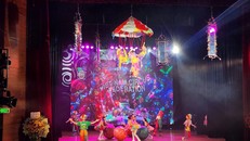 Sân khấu vuông mới được xây dựng hiện đại, đáp ứng tiêu chuẩn của một nhà hát nghệ đa năng. Ảnh: TTXVN phát