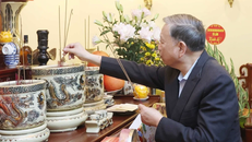 Tổng Bí thư Tô Lâm thắp hương tưởng nhớ Tổng Bí thư Lê Khả Phiêu. Ảnh: Thống Nhất/TTXVN