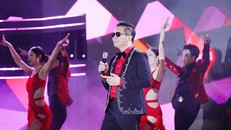 Shark Phạm Thanh Hưng với màn trình diễn Khúc Nhạc Vui làm “bùng nổ” sân khấu Cen Group.