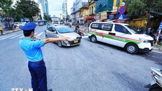 Vượt đèn đỏ để nhường đường cho xe cấp cứu, xe ưu tiên trong trường hợp tình thế cấp thiết sẽ không bị xử phạt vi phạm hành chính. Ảnh: Tuấn Anh/TTXVN