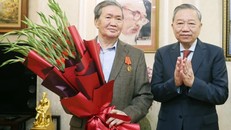 Thay mặt lãnh đạo Đảng, Nhà nước, Tổng Bí thư Tô Lâm trao Huân chương Hồ Chí Minh tặng đồng chí Đinh Thế Huynh. Ảnh: Thống Nhất/ TTXVN