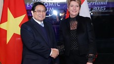 Thủ tướng Phạm Minh Chính và Tổng thống Thụy Sĩ Karin Keller-Sutter. Ảnh: Dương Giang/TTXVN