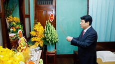 Chủ tịch nước Lương Cường đã thắp nén hương thơm, thành kính tưởng nhớ công lao trời biển của Chủ tịch Hồ Chí Minh. Ảnh: Lâm Khánh//TTXVN
