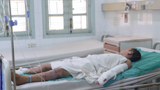 Bệnh viện Nhi đồng 2 cũng tiếp nhận nhiều trường hợp trẻ bị tạn nạn do chế pháo nổ trong dịp Tết.