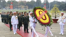 Đoàn đại biểu Quân ủy Trung ương, Bộ Quốc phòng dâng hoa, vào Lăng viếng Chủ tịch Hồ Chí Minh. Ảnh: Báo Quân đội Nhân dân