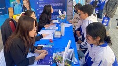 Thí sinh nghe tư vấn ngày hội tư vấn hướng nghiệp 2025 được tổ chức tại Thanh Hóa. Ảnh: Khiếu Tư/TTXVN