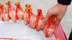 “Đầu năm mua muối”. Ảnh: Minh Quyết/TTXVN