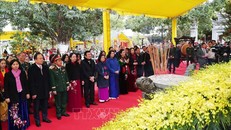 Phó Chủ tịch nước Võ Thị Ánh Xuân cùng các đại biểu dâng hương tưởng nhớ Hai Bà Trưng. Ảnh: Trọng Đức/TTXVN