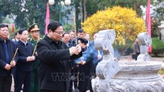 Thủ tướng Phạm Minh Chính dâng hương tưởng nhớ Chủ tịch Hồ Chí Minh tại Khu Di tích Quốc gia đặc biệt địa điểm chiến thắng Chiến dịch biên giới 1950 tại xã Đức Long, huyện Thạch An. Ảnh: Dương Giang/TTXVN