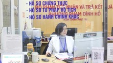 Cán bộ, công chức, viên chức tại Ủy ban Nhân dân phường Phạm Đình Hổ làm việc nghiêm túc ngay từ đầu giờ sáng theo đúng quy định. Ảnh: Nguyễn Thắng/TTXVN