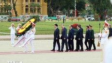 Đoàn đại biểu lãnh đạo, nguyên lãnh đạo Đảng, Nhà nước thành kính tưởng nhớ Chủ tịch Hồ Chí Minh. Ảnh: Phạm Kiên/TTXVN