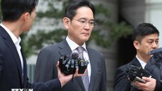 Chủ tịch Tập đoàn điện tử Samsung Lee Jae-yong (giữa) rời Tòa án quận trung tâm Seoul (Hàn Quốc), hồi tháng Hai năm ngoái. Ảnh: Yonhap/TTXVN