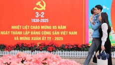 Các pano, áp phích tuyên truyền, cổ động cho chào mừng 95 năm Ngày thành lập Đảng Cộng sản Việt Nam. Ảnh: Hoàng Hiếu/TTXVN