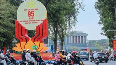 Một biểu tượng cỡ lớn chào mừng 95 năm Ngày Thành lập Đảng Cộng sản Việt Nam trên đường Điện Biên Phủ. Ảnh; Hoàng Hiếu/TTXVN