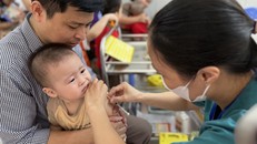 Tiêm vaccine sởi cho trẻ.