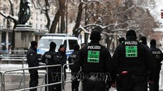 Cảnh sát gác bên ngoài Khách sạn Bayerischer Hof ở Munich, Đức, nơi diễn ra Hội nghị An ninh Munich (MSC) lần thứ 61, ngày 14/2/2025. Ảnh: THX/TTXVN