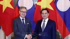 Phó Thủ tướng, Bộ trưởng Ngoại giao Bùi Thanh Sơn đón Bộ trưởng Ngoại giao Lào Thongsavanh Phomvihane. Ảnh: An Đăng/TTXVN