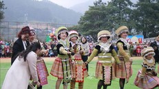 Thiếu nữ Mông rạng rỡ trong bộ trang phục truyền thống đi chơi hội.