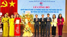 Sở Giáo dục và Đào tạo Hà Nội vừa công bố và trao quyết định cho lãnh đạo nhà trường. Ảnh: Hanoimoi